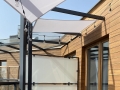 Rechteckiges, weißes Sonnensegel, wasserdicht, montiert auf einer Terrasse mit Lichterkette