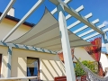 Premium wasserdichtes rechteckiges Sonnensegel 3x5 m montiert an einer Holzpergola auf der Terrasse