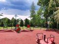Wasserdichtes rechteckiges Sonnensegel 3x5 m als Sonnenschutz auf einem modernen Spielplatz
