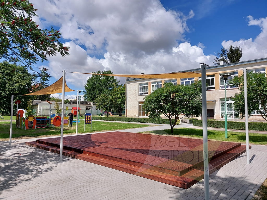 Triangular HDPE sun shade sail over a wooden garden stage, 4.2x4.2x5.9 m outdoor canopy providing UV protection