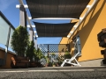 Grafiet schaduwdoek rechthoekig HDPE 3x4 m gemonteerd op een terras boven een houten pergola
