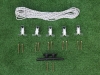 Set für Raffrollos mit weißer Schnur, fünf Rollen, schwarzer Klampe und Schrauben auf grünem Hintergrund