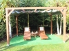 Holzpergola mit ausziehbarem Dach und Seilzugsystem für Raffrollos über Gartenliegen