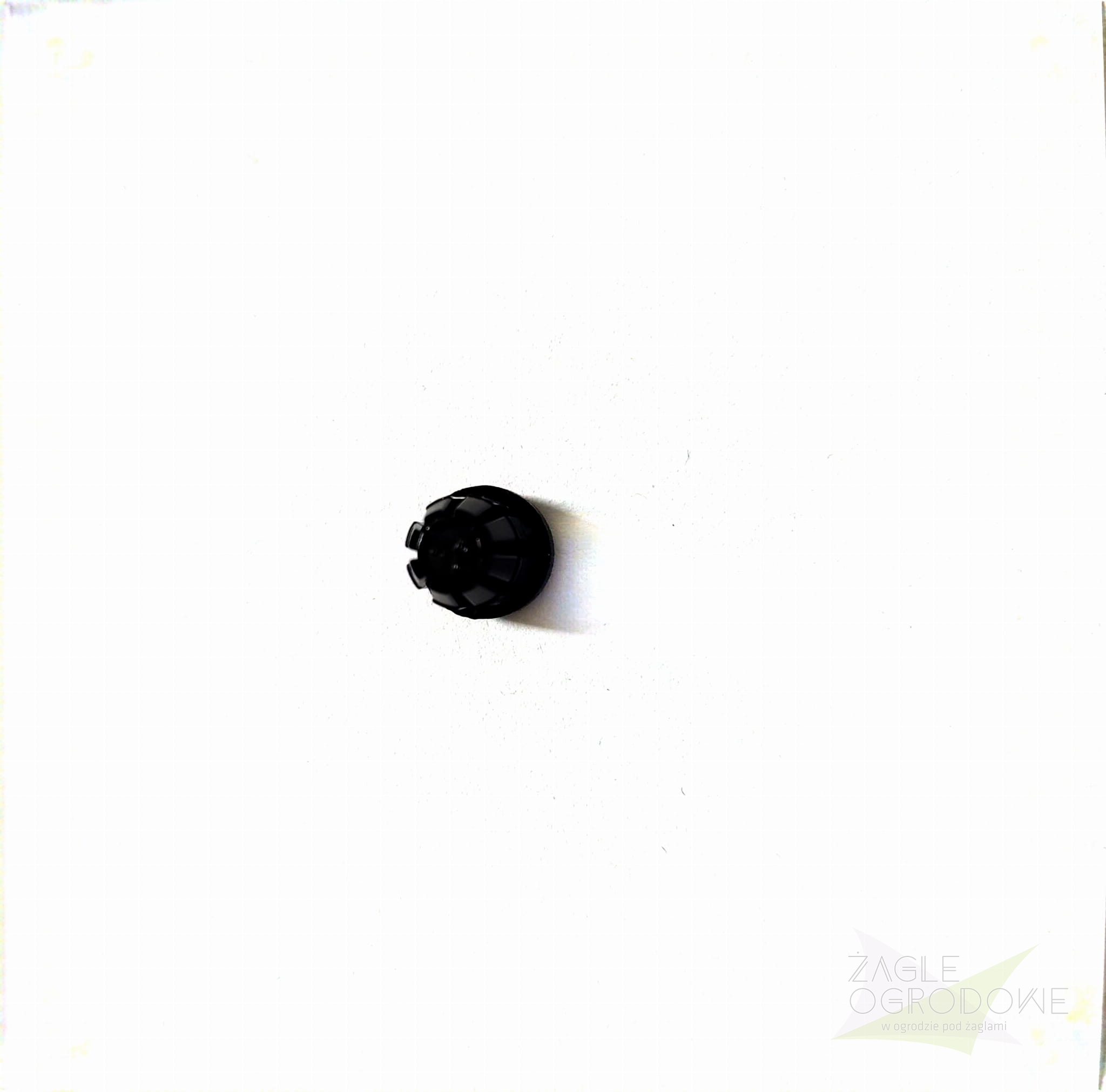 Schwarze Endkappe für Aluminiumrohre auf weißem Hintergrund. Runde Montagekappe aus Kunststoff.