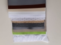 Set aus professionellen Textilmustern in verschiedenen Strukturen und Farben, von Weiß bis Dunkelbraun