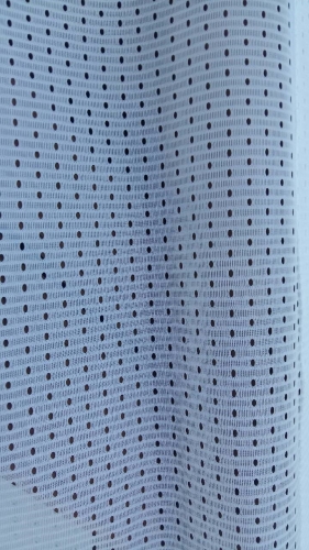 Weißer Terrassenvorhang mit feiner Netzstruktur und regelmäßigen Öffnungen für optimale Luftzirkulation