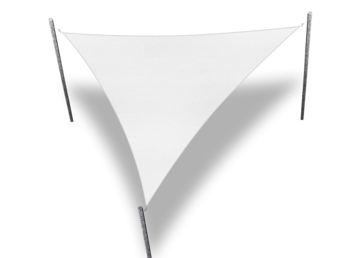 Weißes dreieckiges Premium Sonnensegel 3,5x3,5x3,5 m an drei Pfosten befestigt