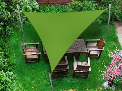 Grünes dreieckiges Sonnensegel über einem Gartenmöbel-Set aus Holz auf dem Rasen