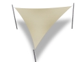 Dreieckiges wasserdichtes Premium Sonnensegel in Beige montiert an drei Metallpfosten