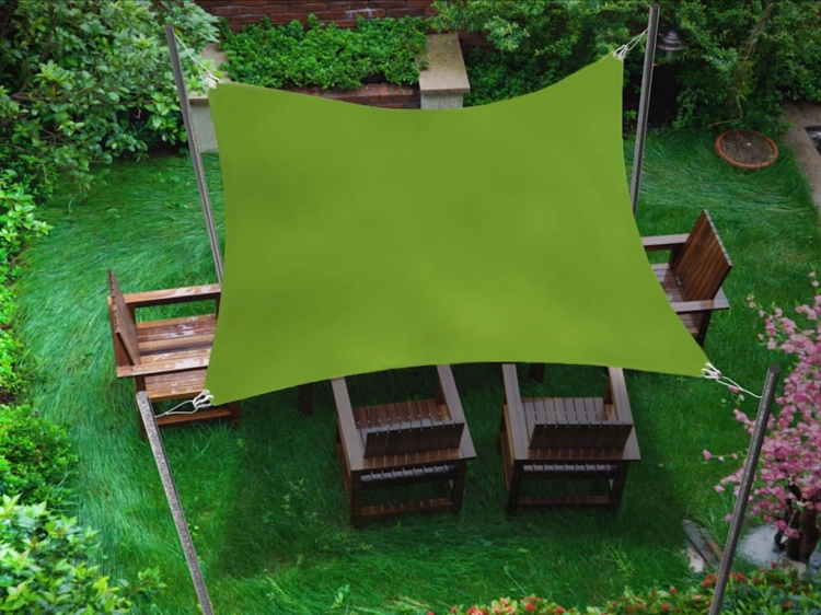 Vela ombreggiante rettangolare verde 3x5 m montata su pali sopra mobili da giardino in legno