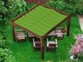 Wasserdichtes ausziehbares Sonnensegel 3x3 m Premium in Grün auf brauner Pergola mit Loungemöbeln