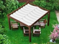 Weißes Sonnensegel wasserdicht 3x3 m auf brauner Pergola mit Gartenmöbeln auf dem Rasen