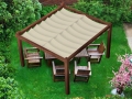 Braune Gartenpergola mit ausziehbarem cremefarbenem Sonnensegel und Holzmöbeln auf dem Rasen