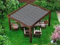 Graues wasserdichtes ausziehbares Sonnensegel 3x5 m auf brauner Pergola mit Holzmöbeln im Garten