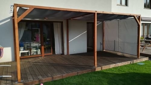 Grauer wasserdichter Gartenvorhang nach Maß, montiert als Überdachung und Seitenwand für eine Holzterrasse