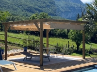 Drevená pergola s béžovou rímskou roletou 2,5x4 m nad terasou pri bazéne