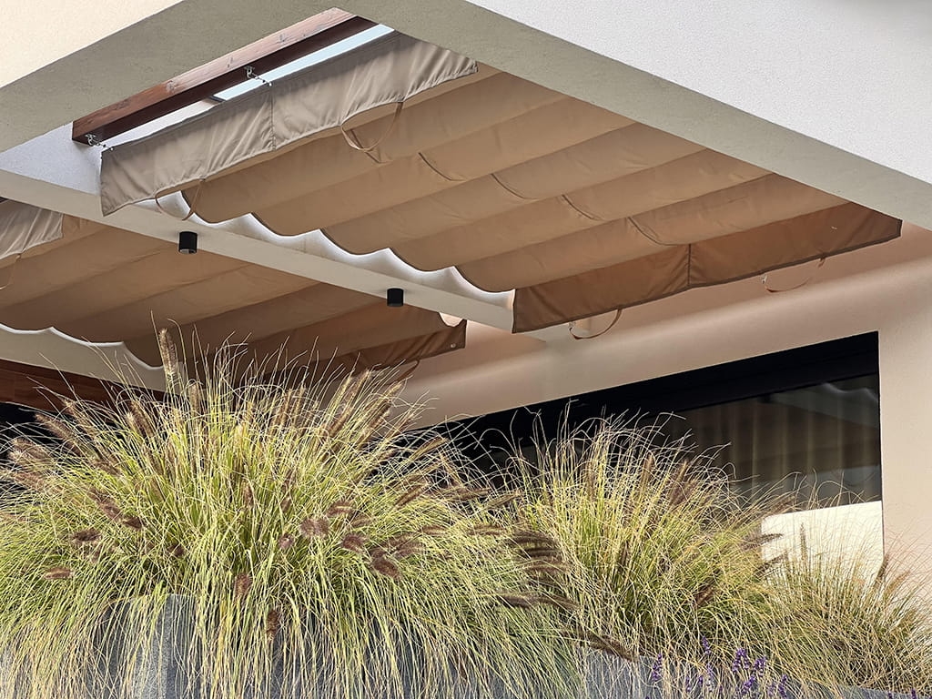 Tenda a pacchetto beige da giardino 3x4 m tipo Premium con protezione solare e antipioggia su terrazzo con piante