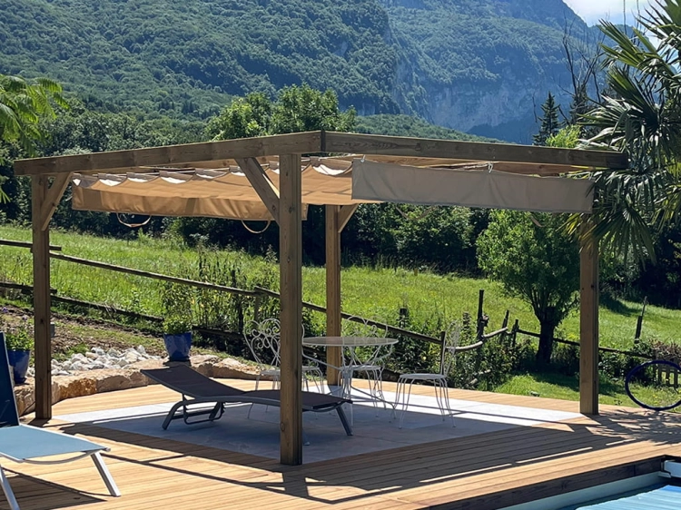 Retractable waterproof roman blind for a 3x4 m wooden pergola on a sunny deck overlooking mountains