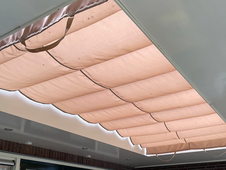Beige Roman blind for terrace roofing, premium waterproof sun protection fabric for patio or pergola 3x4 m.