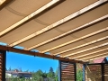 Toldo para pérgola beige impermeable de 0,5x5 m, instalado como protección solar para terraza