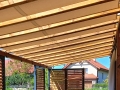 Tiras de cubierta solar impermeable Premium montadas en el techo de una pérgola de madera para terraza