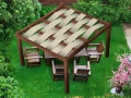 Toldo de pérgola premium impermeable 0,5x5 m, protege la mesa y las sillas del sol en el jardín.