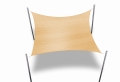 Rechthoekig HDPE schaduwdoek 4x6 m in zandkleur bevestigd aan vier tuinpalen