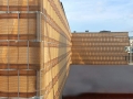 Bruin HDPE-hekwerkbespanning, schaduw- en windscherm gemonteerd op een metalen terrashek