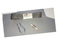 Sonnensegel-Reparaturset mit Karabiner, Gurtband und Garn auf grauem Stoffhintergrund