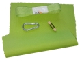 Markisen-Reparaturset mit grünem Stoff, Band, Karabiner und Garn auf einer Holzrolle