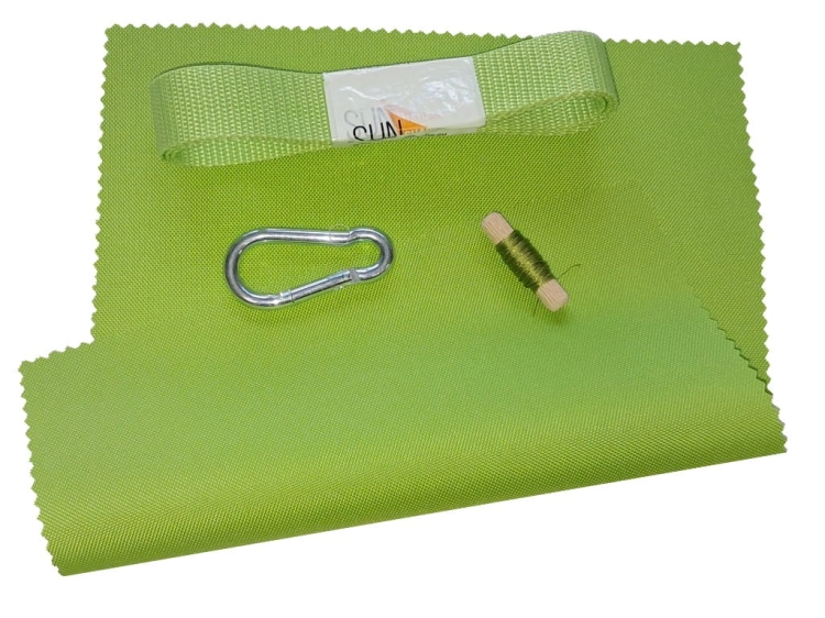Kit di riparazione per tende da sole con tessuto verde, nastro, moschettone e filo su rullo di legno