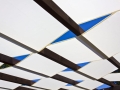 Tenda a striscia parasole bianca su misura montata su una pergola in legno sotto il cielo blu