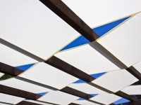 Tenda a striscia parasole bianca su misura montata su una pergola in legno sotto il cielo blu