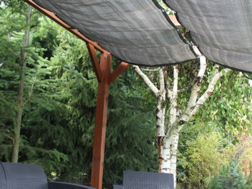 Szürke HDPE napvitorla egyedi méretre szabható és kihúzható fa kerti pergola szerkezetre szerelve