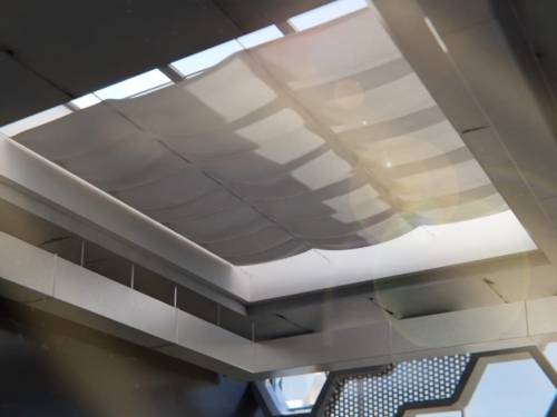 Weiße Maß-Sonnenschutzblende unter einem Dachfenster in einem modernen Interieur montiert