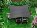 Grafietkleurig rechthoekig schaduwdoek 5x6 m van HDPE gemonteerd boven een houten tuinmeubelset op het gras