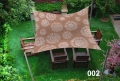Toldo vela impermeable 3x4 m con diseño marrón, protege conjunto de muebles de jardín en el césped