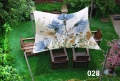 Vela de sombra impermeable de 3x4 m con estampado de flores azules sobre muebles de madera