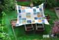 Toldo vela impermeable 3x4,5 m con estampado de cuadros de colores sobre muebles de terraza
