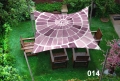 Toldo vela impermeable 3x4,5 m con patrón de mosaico violeta sobre un conjunto de muebles de jardín de madera