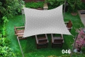 Vela de sombra estampada 3x4,5 m con impresión premium sobre sillas de madera en un jardín sobre el césped