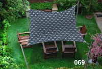 Wasserdichtes Sonnensegel 3x4,5 m mit Fischgrätenmuster über Holz-Gartenmöbelset auf dem Rasen