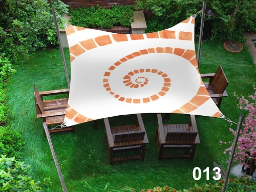 Vela de sombra impermeable 3x4,5 m con estampado de espiral, instalada sobre muebles de madera en el jardín