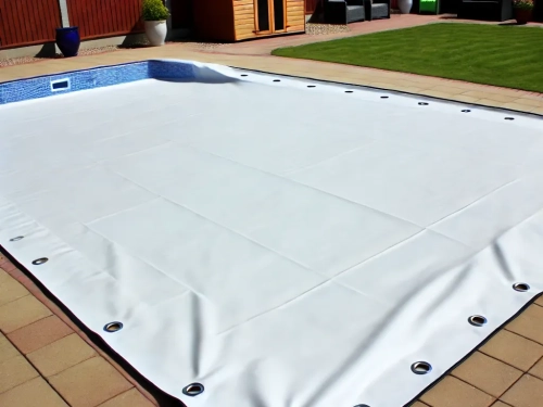 Copertura per piscina bianca su misura, stesa sopra una piscina domestica su una terrazza in pietra