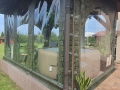 Telone trasparente per terrazza con stampa a muro che protegge una spa da giardino rotonda coperta
