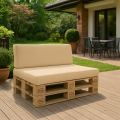 Fodera beige per cuscini da giardino su un divano di pallet in una terrazza moderna.