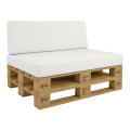Divano bianco in pallet di legno con cuscini beige su sfondo bianco puro