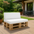 Fodera bianca per cuscini da giardino su un divano di pallet in terrazza davanti a casa