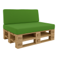 Divano verde in pallet di legno con morbidi cuscini da giardino su sfondo bianco