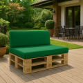 Fodera verde per cuscini da giardino su un divano di pallet sulla terrazza davanti a casa